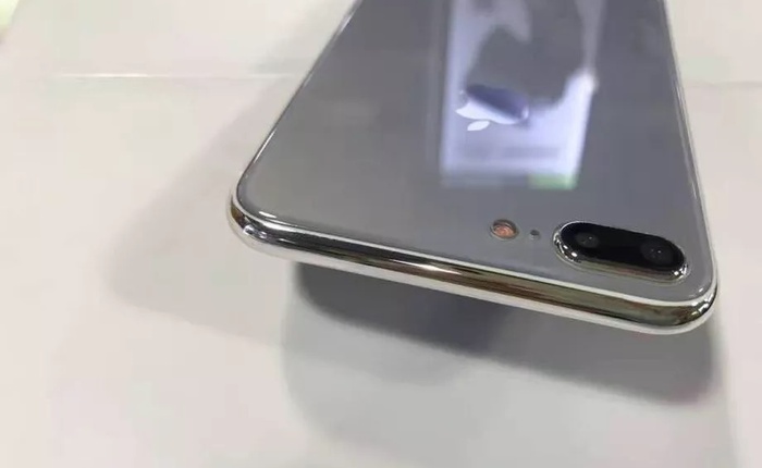Rò rỉ hình ảnh nguyên mẫu iPhone 7s Plus với mặt lưng bằng kính, chứng tỏ có sạc không dây?