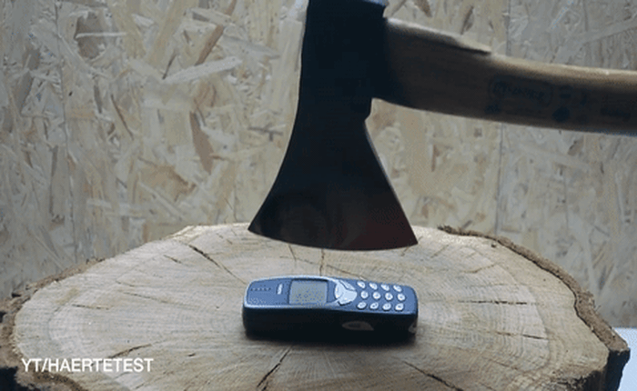Xem video Nokia 3310 "anh dũng" chống lại chiếc rìu nóng đỏ, còn làm gãy cả cán rìu