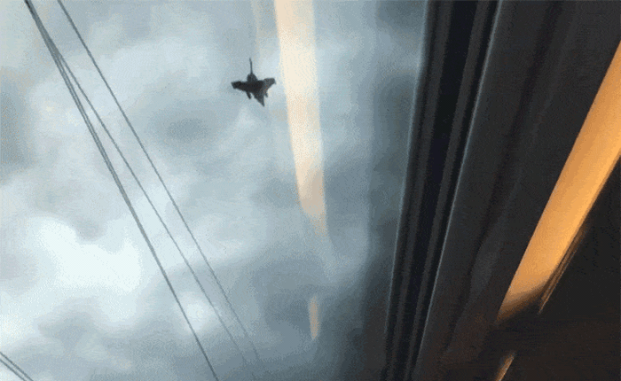 Ấn tượng với cảnh tàu siêu tốc có thể chạy ngang với cả máy bay phản lực trên trời
