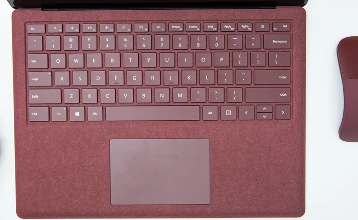 Lớp vải Alcantara trên Surface Laptop không khác gì đồ hiệu cao cấp, chống được cả nước nhưng hãy biết cách chăm sóc nó