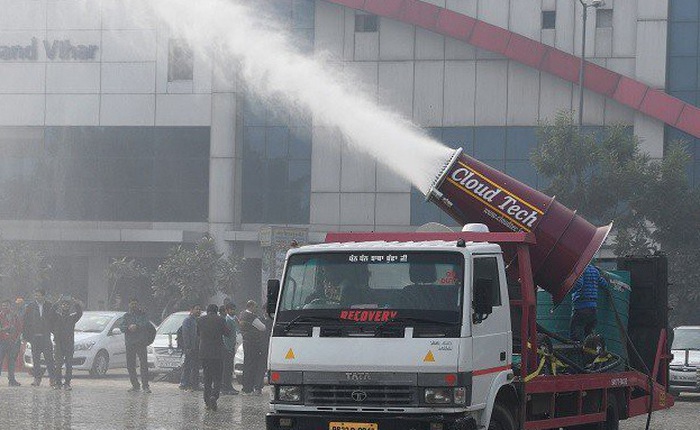 Đây là khẩu thần công giúp làm sạch bầu không khí ô nhiễm tại New Delhi, Ấn Độ, có thể phun 100 lít nước/phút