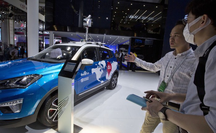 Bất chấp việc vi phạm pháp luật, CEO của Baidu ung dung ngồi trên xe tự lái đi băng băng trên đường quốc lộ