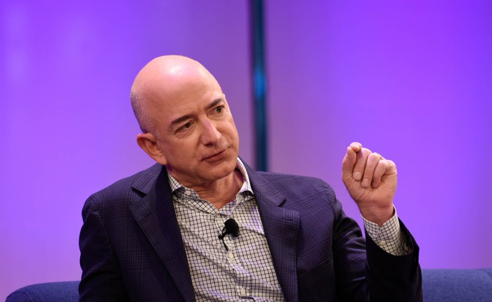Tỷ phú giàu thứ 2 thế giới Jeff Bezos giải thích bài học kinh doanh lớn lẽ ra có thể cứu rỗi United Airlines khỏi scandal khổng lồ