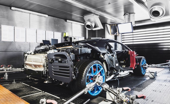 Bên trong nhà máy sản xuất “ông hoàng tốc độ” Bugatti Chiron - mỗi chiếc giá 2,6 triệu USD