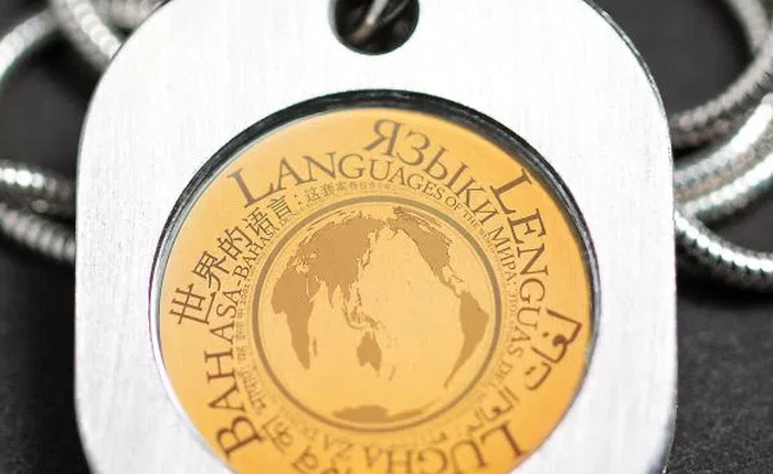 Chiếc vòng nhỏ bé kích cỡ 2cm này chứa dữ liệu của 1.500 ngôn ngữ trên thế giới