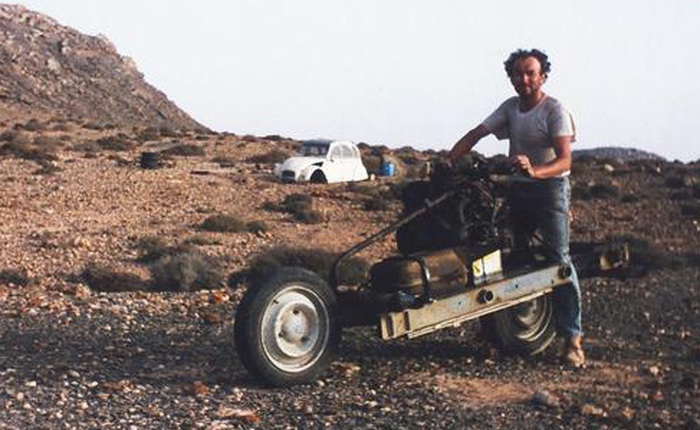 Xem cách người đàn ông này "độ" ôtô thành xe máy để thoát khỏi sa mạc trong 12 ngày