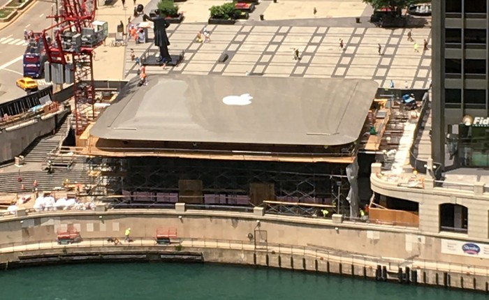 Apple Store tại Chicago tạm đóng cửa do băng tuyết liên tục rơi xuống từ trên "mái nhà MacBook", gây nguy hiểm cho khách hàng