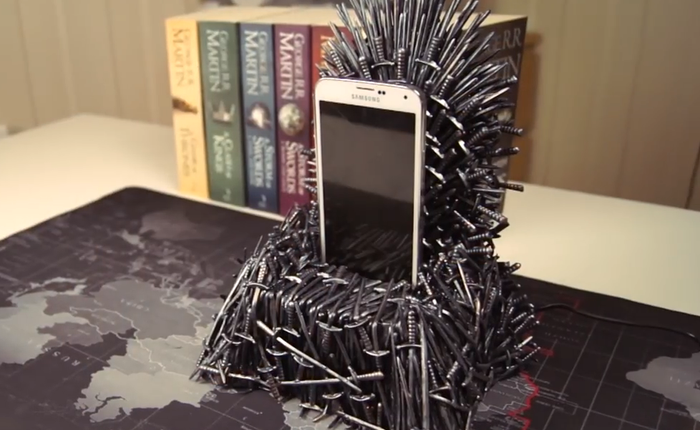 Cho điện thoại của bạn "làm vua" với Ngai Sắt - The Iron Throne tự chế cực ngầu, nhìn thật như trong phim Game of Thrones