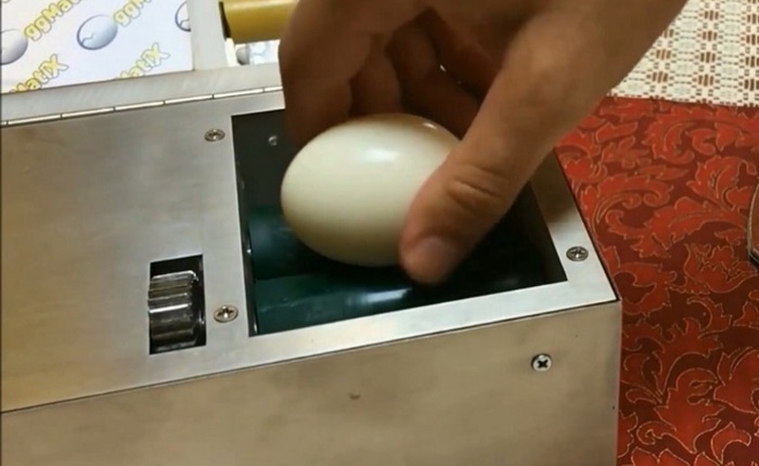 Bạn mất bao lâu để bóc một quả trứng? Máy bóc trứng của Mỹ này chỉ mất có 3 giây để làm việc đó