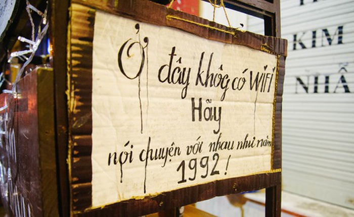 Giữa Hà Nội, có một quán cafe đang gây sốt vì tấm biển hiệu "Ở đây không có wifi, hãy nói chuyện với nhau như năm 1992!"