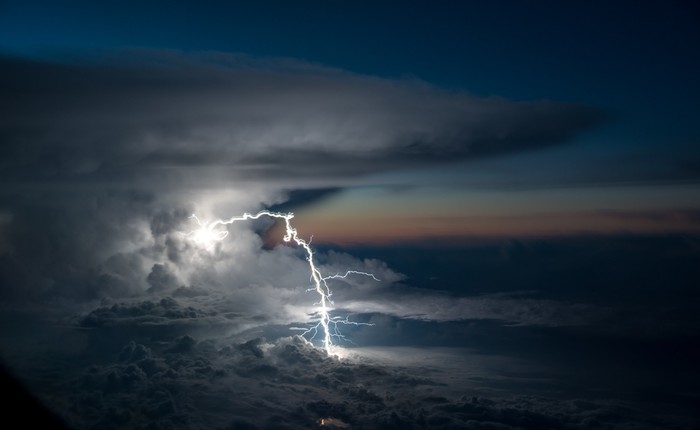 Tấm ảnh tia chớp xé toạc mây trời đạt hạng ba trong cuộc thi của National Geographic và những bí mật thú vị ít ai biết