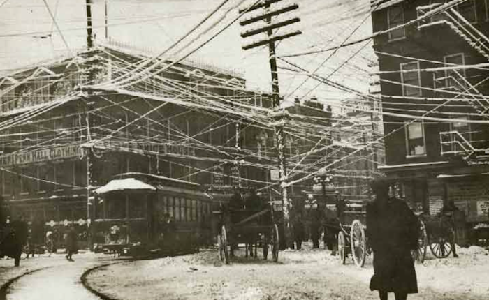 Ở New York thế kỷ thứ 19, dây điện cũng "chăng tơ" y như Hà Nội bây giờ, cho đến khi người Mỹ tìm ra cách xóa bỏ điều đó