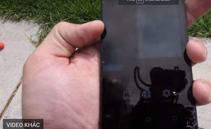 Video thả rơi thử độ bền của Essential Phone: mặt lưng gốm nguyên vẹn dù thả từ rất cao