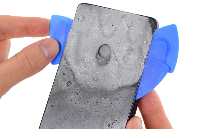 Khám phá loại bình xịt mà iFixit đã dùng để giải phẫu Essential Phone, đưa nhiệt độ xuống đến âm 51 độ C