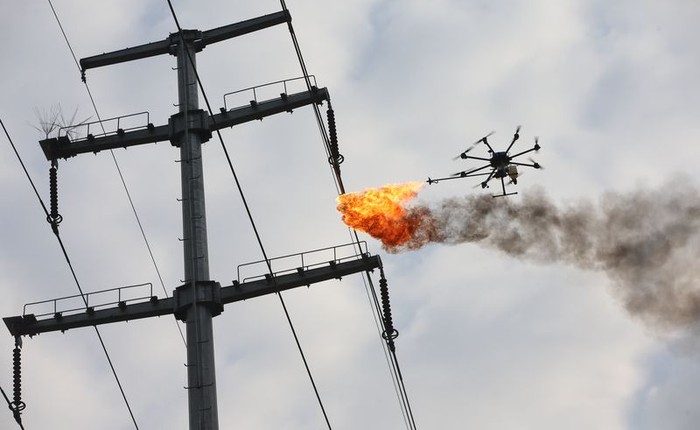 Trung Quốc dùng drone phun lửa để dọn rác mắc trên đường dây điện cao thế