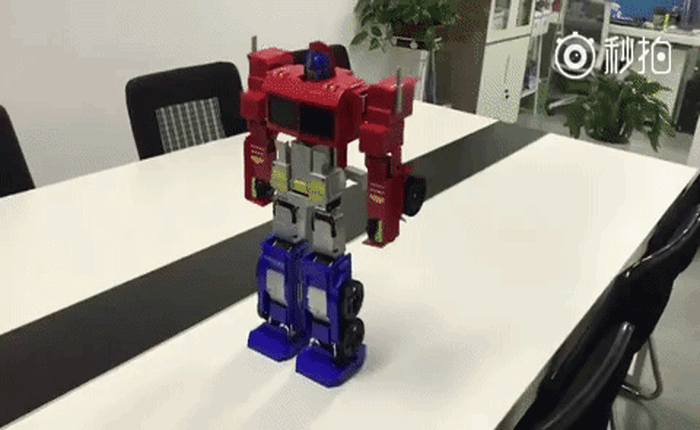 Hãy để đứa trẻ sâu thẳm bên trong bạn thức giấc với món đồ chơi Optimus Prime có thể tự biến hình này