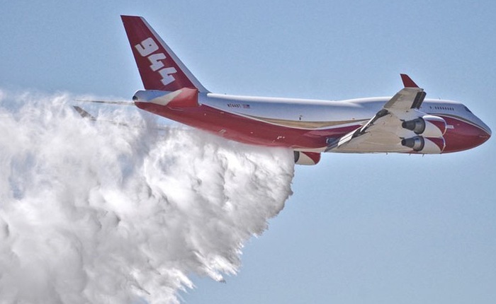 Xem siêu máy bay chữa cháy Global Super Tanker mang trong mình hơn 75 ngàn mét khối chất dập lửa
