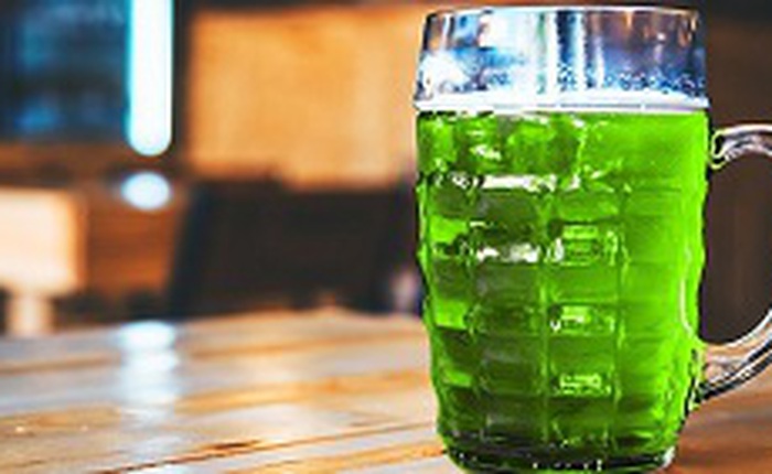 Các nhà khoa học uống bia xanh ăn mừng sau khi tìm ra cách làm phẩm màu có nguồn gốc thiên nhiên