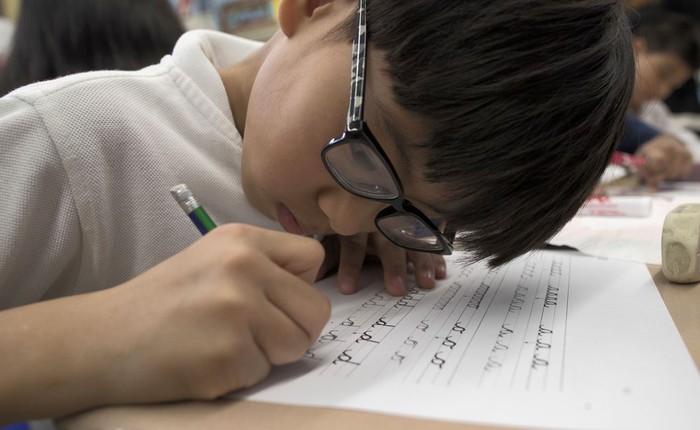 Các nhà khoa học khẳng định dùng bút ghi lại kiến thức sẽ giúp tiếp thu nhanh hơn trong học tập thay vì gõ bàn phím