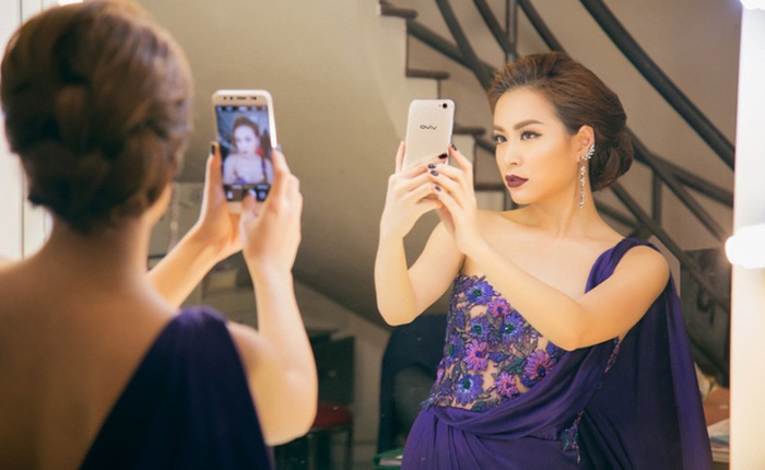Hình ảnh Hoàng Thùy Linh đang selfie với chiếc điện thoại sở hữu bộ đôi camera trước cực đỉnh đang khiến các tín đồ công nghệ xôn xao