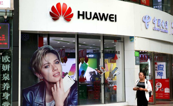 Huawei đốt tiền đấu với Samsung, Apple, tự làm suy yếu bản thân