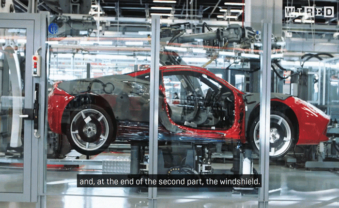 Trong xưởng xe của Ferrari có rất nhiều robot và cách mà chúng làm việc khiến người ta mê mẩn