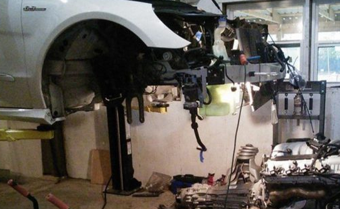 Bị trung tâm bảo dưỡng xe "hét" 57.000 USD để sửa chiếc Mercedes-Benz R63 AMG, người đàn ông này đã tự tay sửa xe và kết quả khiến ai cũng phải ngưỡng mộ