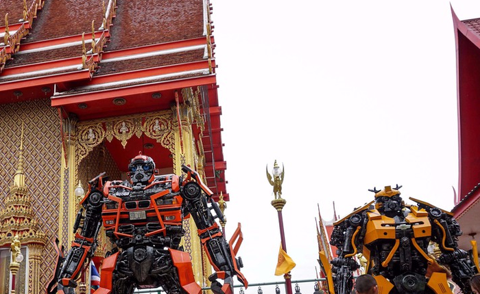 Tượng Transformers khổng lồ cao 8m đặt tại cổng chùa ở Thái Lan khiến du khách thích thú