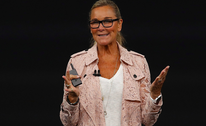 Nữ Giám đốc bán lẻ của Apple vừa diện chiếc áo khoác đắt bằng... 3 chiếc iPhone X lên sân khấu
