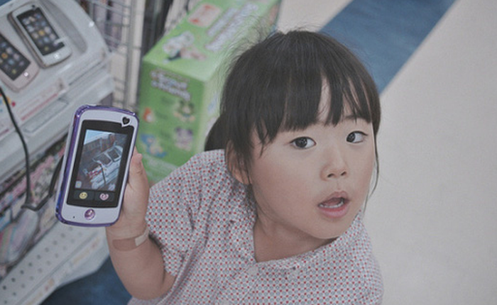 "Con muốn trở thành... một chiếc điện thoại" - Điều ước ngày sinh nhật của con gái nhỏ khiến cha mẹ nhói lòng