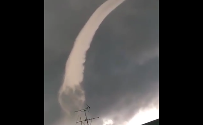 Nhật Bản: Xuất hiện mây hình ống kỳ lạ, trông giống một con rồng trên bầu trời