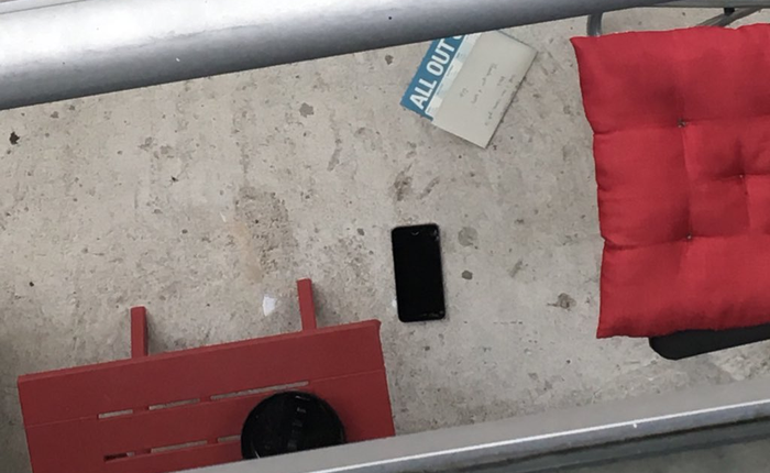 "Nhiệm vụ giải cứu iPhone" của một cô gái khi lỡ đánh rơi điện thoại xuống dưới ban công của căn nhà tầng dưới