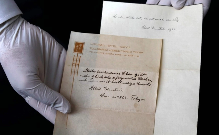 Mẩu giấy viết tay ghi lại Thuyết Hạnh Phúc mà Einstein tặng cho người đưa thư ở Nhật đã bán được 1,8 triệu USD