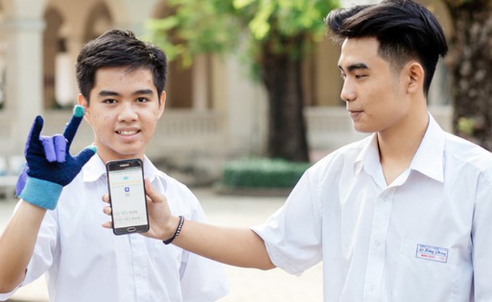 2 nam sinh 10X Sài Gòn sáng tạo "Găng tay chuyển ngữ" giúp người câm điếc có thể nói chuyện bằng lời