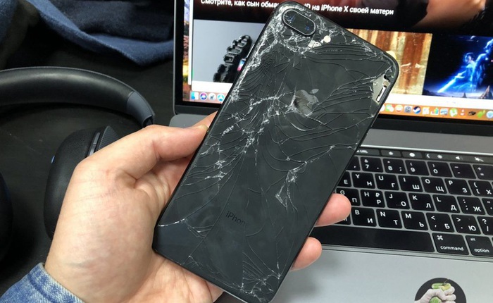 Ký sự đem iPhone 8 Plus bị vỡ nát đi sửa: Đắt gấp rưỡi Samsung Galaxy Note 8, hàng xách tay Mỹ không được bảo hành