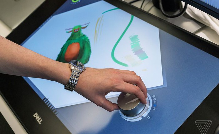 [CES 2017] Dell tung ra Canvas "nhái" Surface Studio, "nhái" luôn cả Surface Dial nhưng đặt tên là Totem