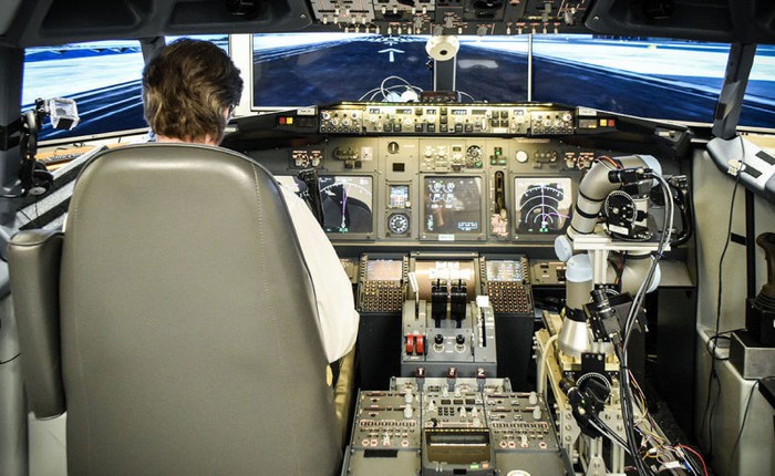 Cánh tay robot này có thể điều khiển máy bay như phi công thực thụ