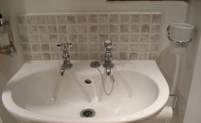 Tại sao bồn rửa mặt tại Anh lại vừa có vòi nóng, vừa có vòi lạnh?