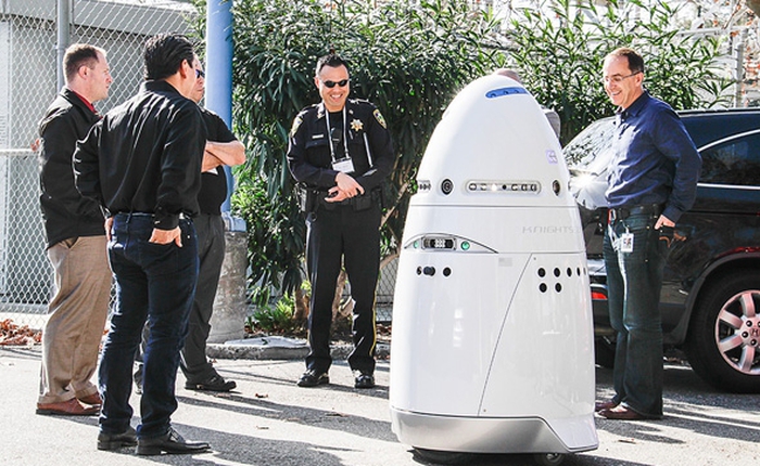Một con robot cảnh vệ bị đánh sấp mặt ở Silicon Valley