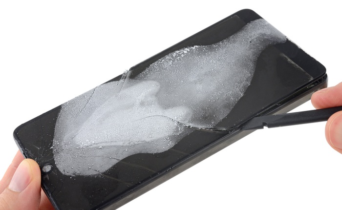 "Mổ bụng" Essential Phone - Quá đẹp và gọn gàng nhưng bạn phải đóng băng nó mới có thể mở được màn hình