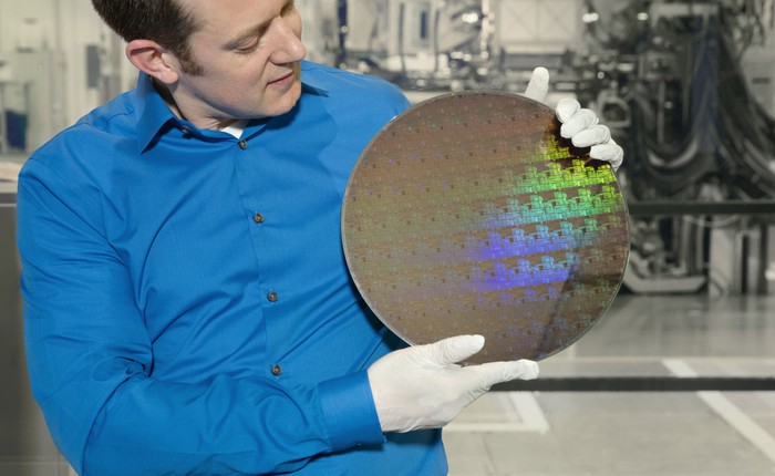 Chi tiết về chip 5nm đầu tiên trên thế giới của IBM: 30 tỷ bóng bán dẫn, hiệu năng cao hơn tới 40% so với chip 10nm của Samsung, tiết kiệm 75% năng lượng