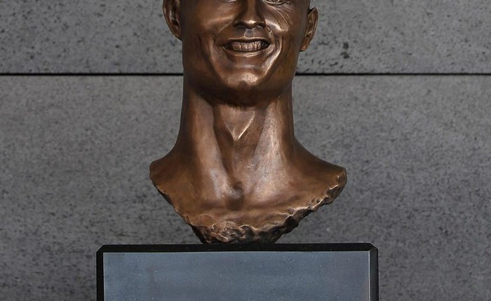 Cristiano Ronaldo "khóc thét" với bức tượng vinh danh mình tại quê nhà