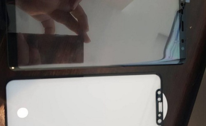 iPhone 8 nhỏ bé như thế nào khi đặt cạnh Galaxy Note8, xem hình này là biết