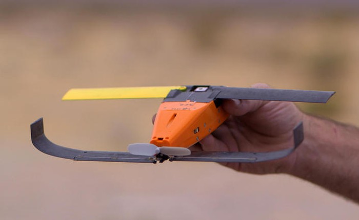 Xem "một đàn" drone được thả từ máy bay chiến đấu của quân đội Mỹ bay nhịp nhàng như một đàn ong khổng lồ