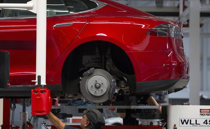 Tesla thu hồi 53.000 xe vì lỗi phanh, gần 2/3 tổng số xe xuất xưởng trong năm 2016