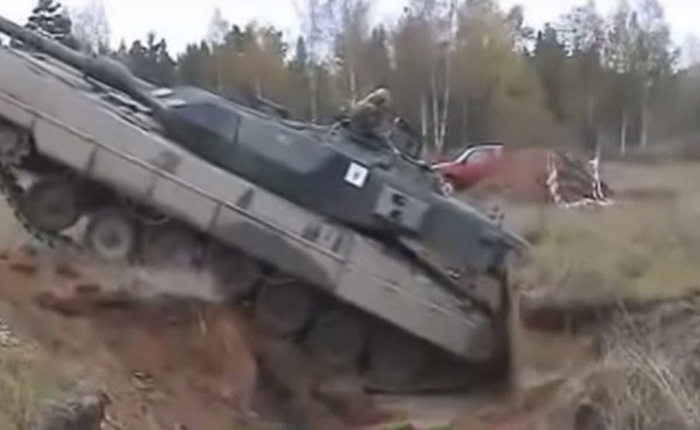 Kinh ngạc xem xe tăng Đức Leopard 2 vượt qua hào chống tăng như phim