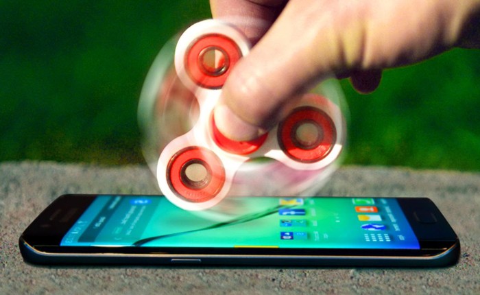 Chuyện gì sẽ xảy ra khi món đồ chơi Fidget Spinner cày nát một chiếc Galaxy S8