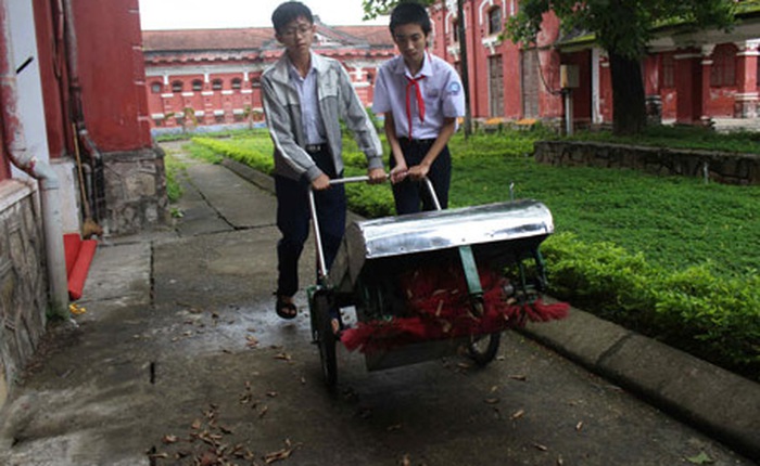 Học sinh lớp 9 chế tạo thành công thùng rác tự... gom rác, không dùng năng lượng