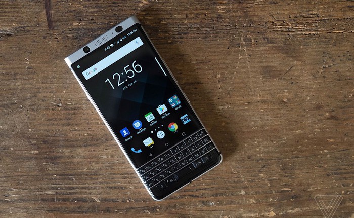 Màn hình của BlackBerry KeyOne thực chất không được dán vào phần thân máy, do đó rất dễ bị bong