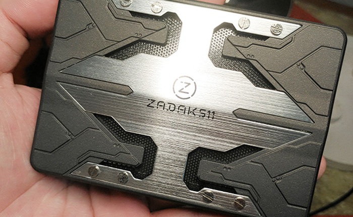 Cuối tuần tặng bạn đọc ổ SSD "cá bảy màu" trong bộ giáp sắt ZADAK511 SHIELD RGB 120GB